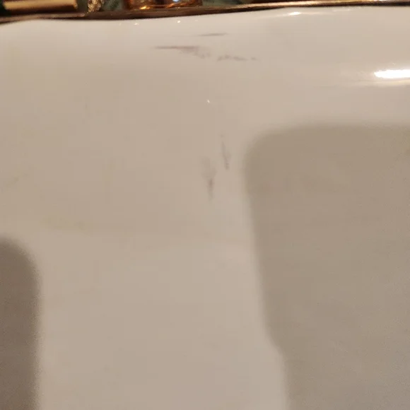 White floral bag. Can be carried as a clutch. Gold chain strap. - Picture 6 of 7